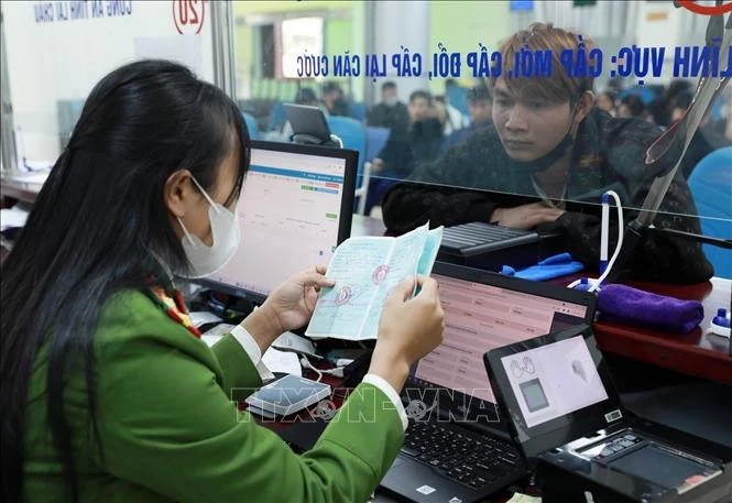 Des policiers de Lai Châu aident les habitants à accomplir des démarches administratives au centre de services de l'administration publique provinciale de Lai Châu. Photo: VNA