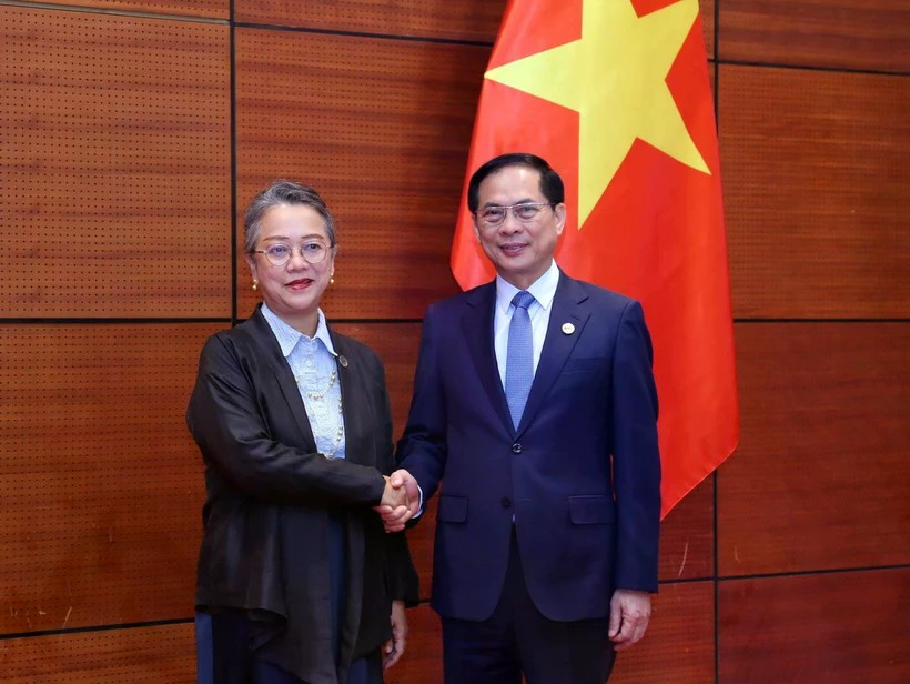 Le vice-Premier ministre et ministre des Affaires étrangères Bui Thanh Son et la secrétaire générale adjointe des Nations Unies et secrétaire générale adjointe de l’ONU, également secrétaire exécutive de l'ESCAP, Armida Salsiah Alisjahbana. Photo: VNA