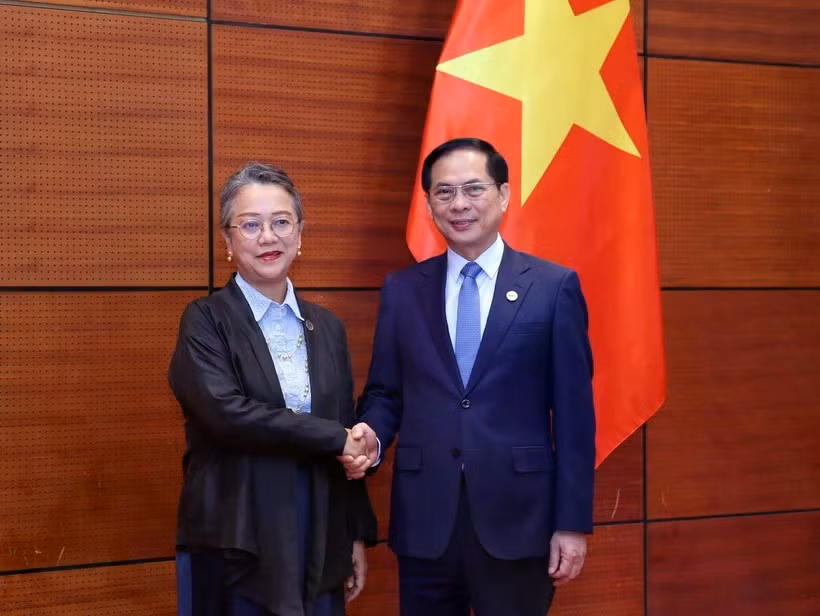 Le vice-Premier ministre et ministre des Affaires étrangères Bui Thanh Son et la secrétaire générale adjointe des Nations Unies et secrétaire générale adjointe de l’ONU, également secrétaire exécutive de l'ESCAP, Armida Salsiah Alisjahbana. Photo: VNA