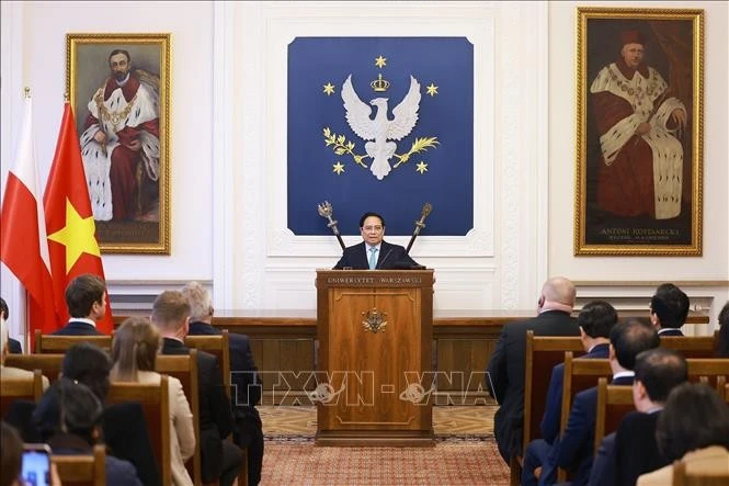 Le Premier ministre Pham Minh Chinh prononce un discours à l’Université de Varsovie. Photo: VNA