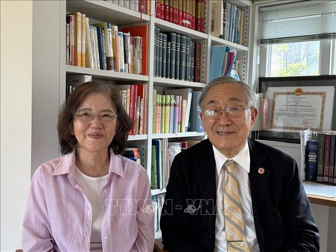 Le professeur Furuta Motoo, éminent historien japonais spécialisé dans les études vietnamiennes, et son épouse. Photo: VNA