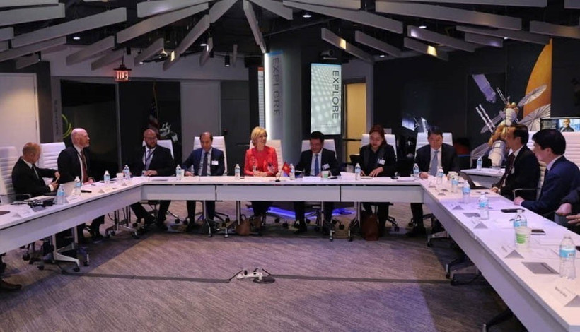 Le ministre Nguyên Hông Diên rencontre Nancy Ziuzin, vice-présidente des affaires gouvernementales internationales de Lockheed Martin, l’un des plus grands groupes mondiaux de défense. Photo: VNA