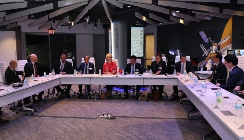 Le ministre Nguyên Hông Diên rencontre Nancy Ziuzin, vice-présidente des affaires gouvernementales internationales de Lockheed Martin, l’un des plus grands groupes mondiaux de défense. Photo: VNA