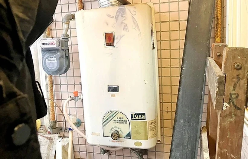 Le monoxyde de carbone (CO) émis par un chauffe-eau dans un espace confiné serait la cause du décès des victimes. Photo: Taipei Times