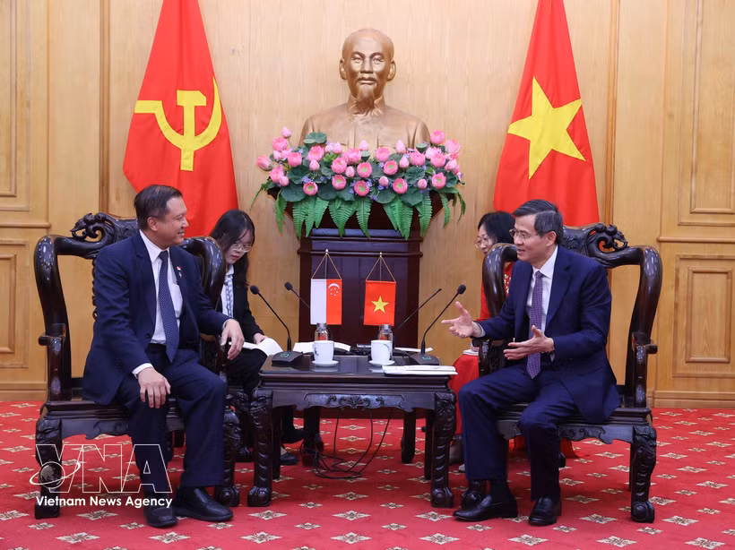 Doan Minh Huan, membre du Bureau politique et directeur de l’Académie politique nationale Ho Chi Minh, reçoit Lee Hong Chuang, député du PAP. Photo: VNA