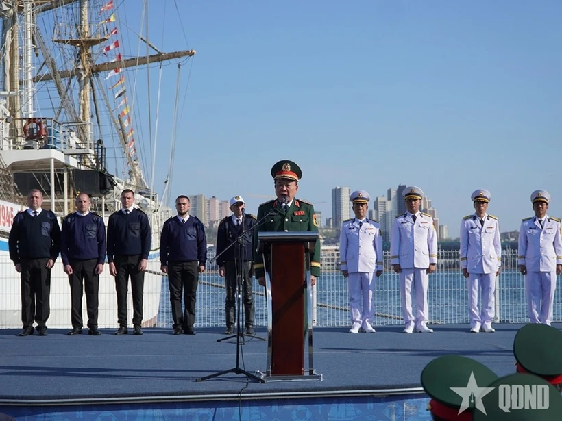 Le général de corps d’armée Hoang Xuan Chiên, vice-ministre de la Défense, président du sous-comité vietnamien au sein du Comité de coordination intergouvernemental sur le Centre tropical Vietnam-Russie, s'exprime lors de la cérémonie. Photo: qdnd.vn