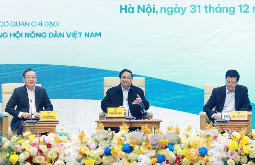 Le Premier ministre Pham Minh Chinh (au milieu) lors du dialogue avec les agriculteurs. Photo: VNA