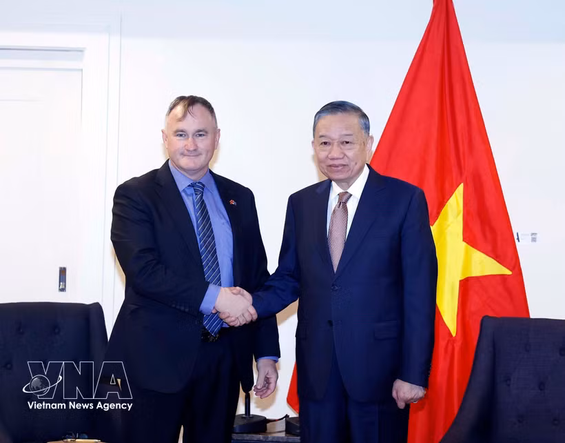 Le secrétaire général du Parti et président de la République, Tô Lâm, et Craig Bradshaw, directeur général d’EQ Resources Limited (gauche). Photo: VNA