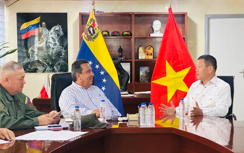 L'ambassadeur du Vietnam au Venezuela, Vu Trung My (droite) et Gerardo Márquez, gouverneur de l'État de Trujillo. Photo: VNA