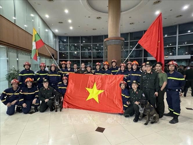 Les secouristes du ministère vietnamien de la Sécurité publique arrivent au Myanmar. Photo: VNA