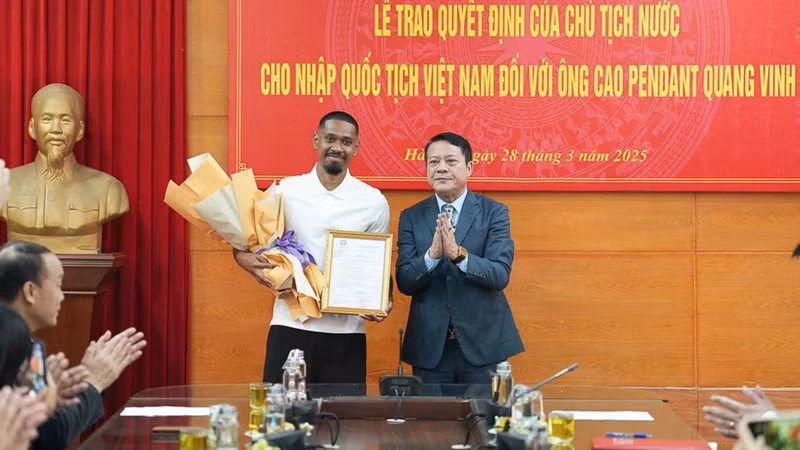 Le footballeur Cao Pendant Quang Vinh, (gauche) qui joue actuellement pour le Hanoi Police Club, devient officiellement citoyen vietnamien Photo: nhandan.vn