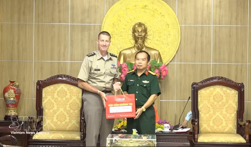 Le général de division Joel Vowell, commandant adjoint de l’Armée de terre américaine du Pacifique et le colonel Nguyên Tai Tinh (droite), commandant adjoint et chef d’état-major du Commandement militaire provincial. Photo: VNA