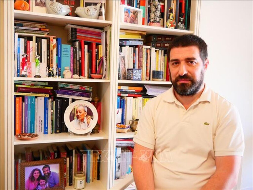 Le journaliste Gastón Fiorda de Radio Nacional Argentina. Photo: VNA