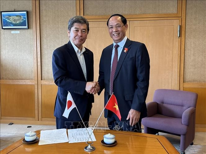 Le vice-président de l’Assemblée nationale du Vietnam (AN), Trân Quang Phuong (droite) et e président de l’Assemblée préfectorale, Shima Koichi. Photo: VNA