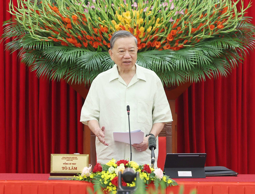 Le secrétaire général du Parti Tô Lâm, également chef du Comité central chargé du développement des sciences, des technologies, de l’innovation et de la transformation numérique, s'exprime lors de la réunion. Photo: VNA