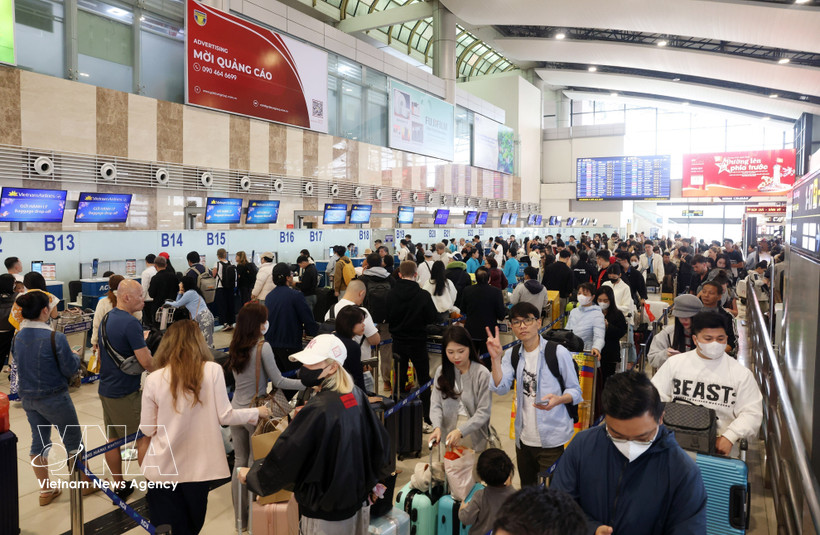 Des passagers à l'aéroport international de Nôi Bai, Hanoi. Photo: VNA
