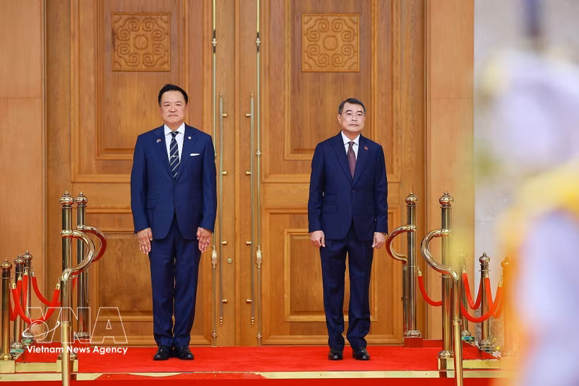 Le Premier ministre vietnamien Lê Minh Hung (droite) et son holomogue thaïlandais Anutin Charnvirakul. Photo: VNA