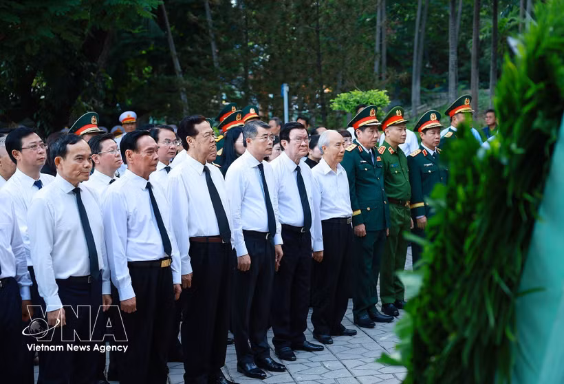 Le chef du gouvernement et les délégués présentes déposent des gerbes de fleurs et brûlé de l’encens devant le monument dédié à Trân Phu, premier secrétaire général du Parti ainsi qu’au mémorial des héros martyrs situé dans le parc Lê Thi Rieng. Photo: VNA