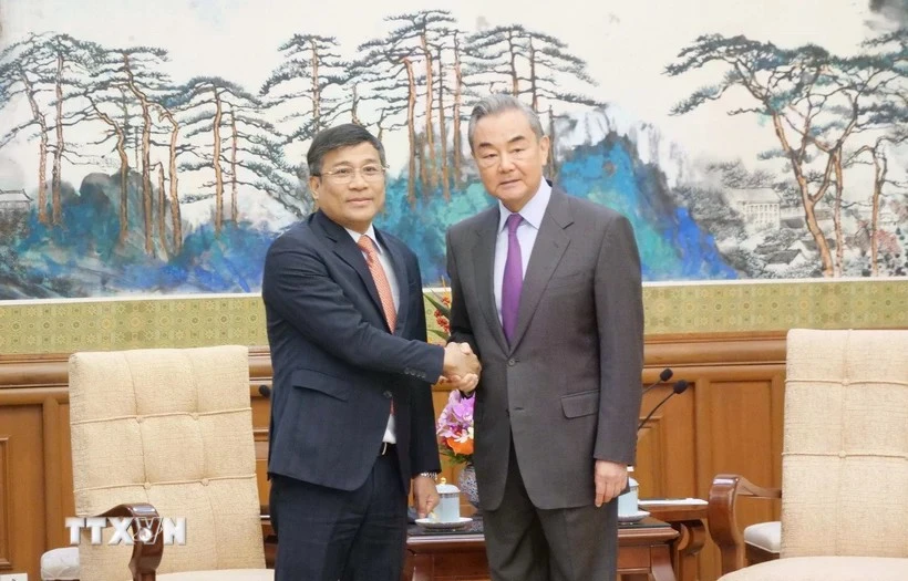 Nguyên Minh Vu, vice-ministre permanent des Affaires étrangères du Vietnam (gauche) et Wang Yi, chef du Bureau de la Commission centrale des affaires étrangères du Parti et ministre des Affaires étrangères de Chine. Photo: VNA