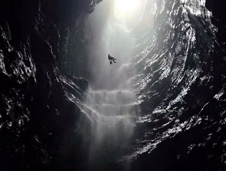 Une chute spectaculaire cachée sous terre révélée à Phong Nha-Ke Bang. Photo: tuoitre.vn
