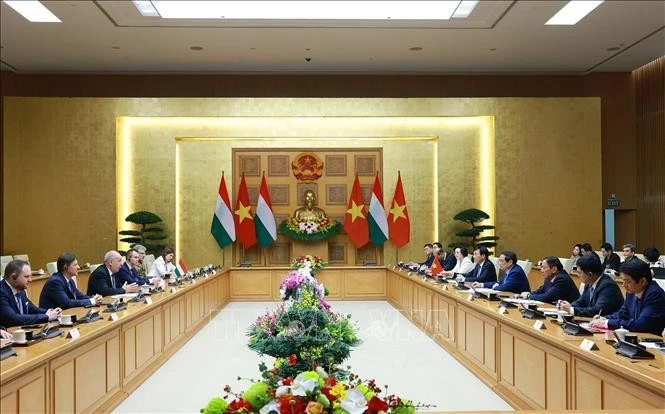 Panorama de la rencontre entre le Premier ministre Pham Minh Chinh et le président hongrois, Sulyok Tamas, en visite officielle au Vietnam. Photo: VNA