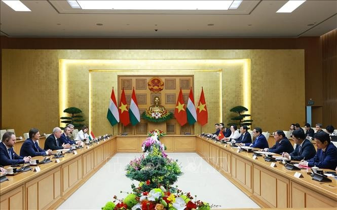 Panorama de la rencontre entre le Premier ministre Pham Minh Chinh et le président hongrois, Sulyok Tamas, en visite officielle au Vietnam. Photo: VNA