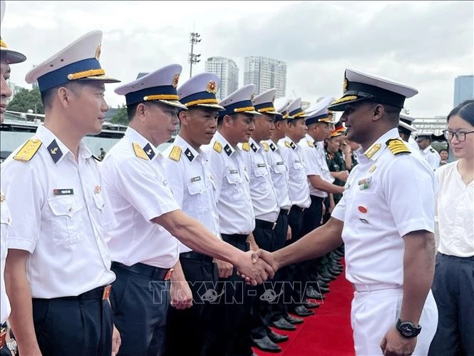 Cérémonie d'accueil des officiers et marins du navire INS Darshak de la Marine indienne. Photo: VNA 