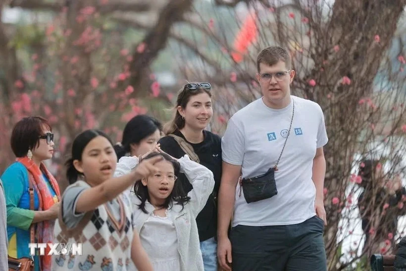 Des touristes étrangers à Hanoi. Photo: VNA