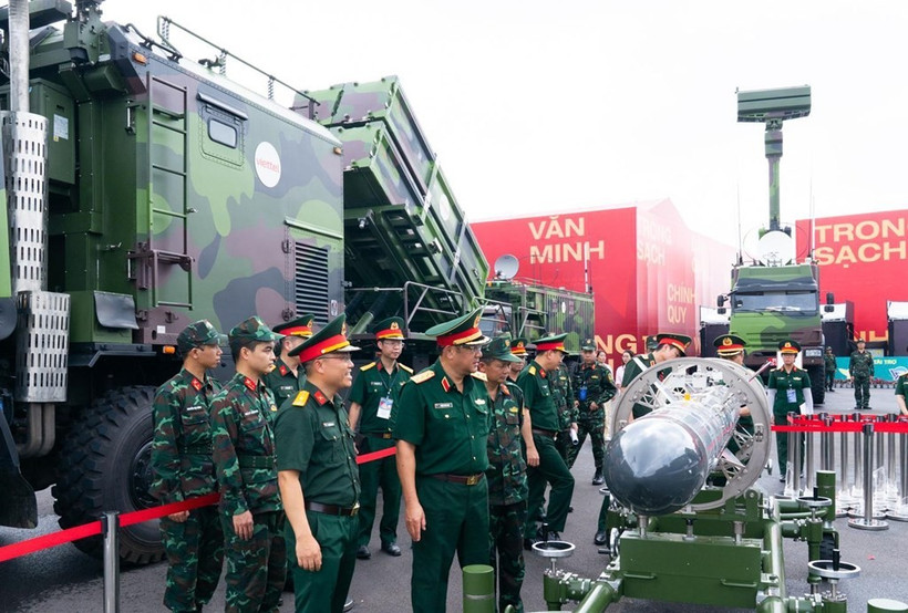 Dans le cadre de l’Exposition des réalisations nationales célébrant le 80e anniversaire de la Fête nationale (2 septembre), inaugurée le 28 août à Hanoï, le Groupe de l'industrie et des télécommunications de l'Armée (Viettel) présente 50 produits technologiques civils et militaires, dont plusieurs relèvent des technologies stratégiques nationales. 