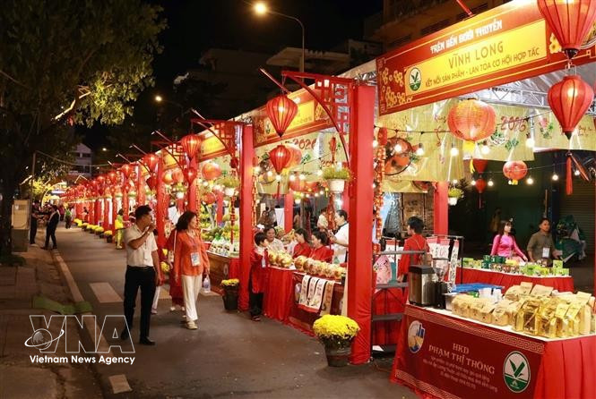 Des produits de la province de Vinh Long présentés au marché floral du printemps "Sur le quai, sur les bateaux" 2026 à Hô Chi Minh-Ville. Photo: VNA