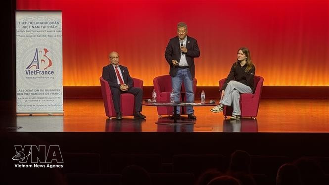 Le président d’ABVietFrance, Nguyen Hai Nam (milieu), s'exprime lors du séminaire. Photo: VNA