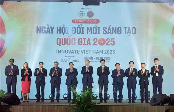 Le secrétaire général du Parti, Tô Lâm, également chef du Comité central chargé du développement des sciences, des technologies, de l’innovation et de la transformation numérique, et le Premier ministre Pham Minh Chinh lors de la cérémonie d’inauguration de la Journée nationale de l’innovation 2025. Photo: VNA