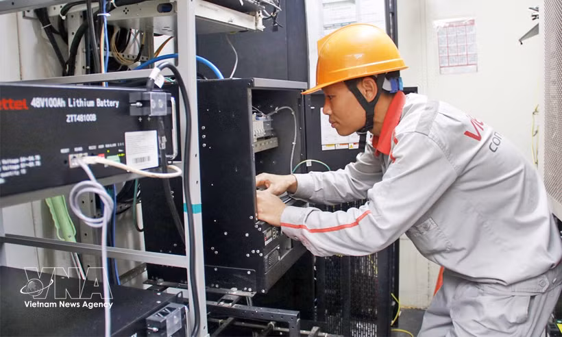 Des techniciens de Viettel Bắc Ninh inspectent les équipements au niveau d’une station BTS 5G située dans le quartier de Tân Tiên. Photo: VNA