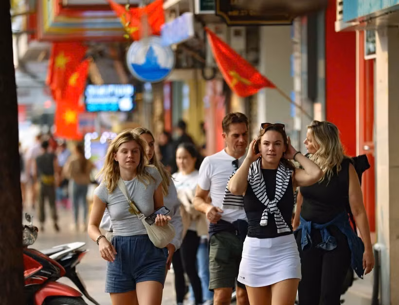 Des touristes étrangers au Vietnam. Photo: VNA