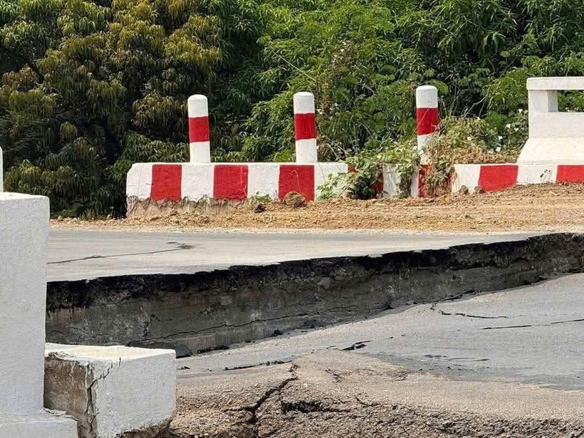 Route asphaltée gravement endommagée par un tremblement de terre au Myanmar. Photo: VietnamPlus