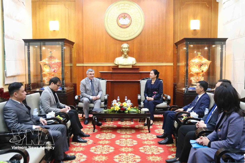 La vice-présidente et secrétaire générale du Comité central du Front de la Patrie du Vietnam (FPV), Ha Thi Nga (droite), a reçu ce jeudi 12 mars à Hanoï V. G. Kalganov, vice-président du Comité des relations extérieures de Saint-Pétersbourg. Photo: VNA