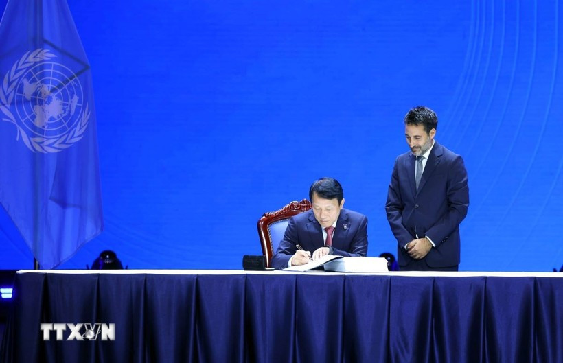 Le ministre vietnamien de la Sécurité publique, Luong Tam Quang, signe la Convention des Nations Unies contre la cybercriminalité. Photo: VNA