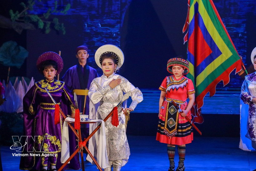 Un numéro artistique interprété par les artistes de la troupe du théâtre rénové Vàm Cỏ (Tây Ninh). Photo: VNA