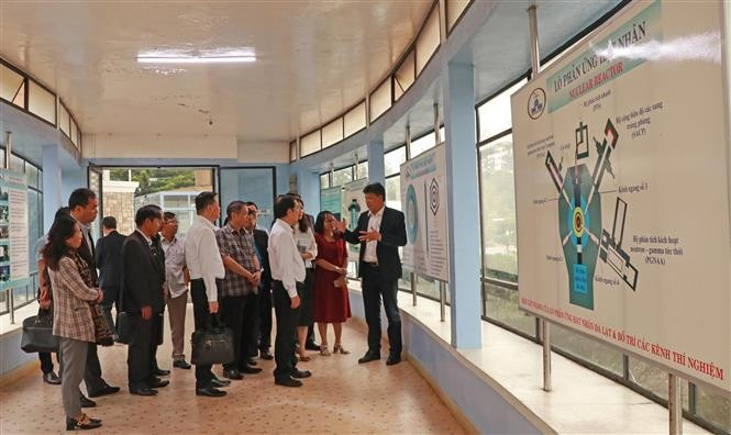 Les délégués visitent le réacteur nucléaire de l'Institut de recherche nucléaire (ville de Da Lat, Lam Dong). Photo : VNA