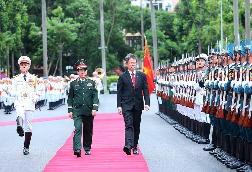 Le général Phan Van Giang, ministre vietnamien de la Défense (gauche), préside la cérémonie d’accueil de son homologue singapourien, Chan Chun Sing, ce mardi matin 22 juillet à Hanoï. Photo: VNA