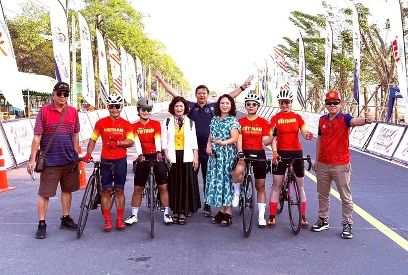 Lors de la 6e journée de compétition, le 12 février, au Championnat d'Asie de cyclisme sur route 2025 en Thaïlande, Tôn Hoang Khanh Lan a remporté la deuxième médaille d'or pour l’équipe cycliste vietnamienne dans la course en ligne féminine Master. Photo: la Fédération vietnamienne de cyclisme et de sports mécaniques (VCF).