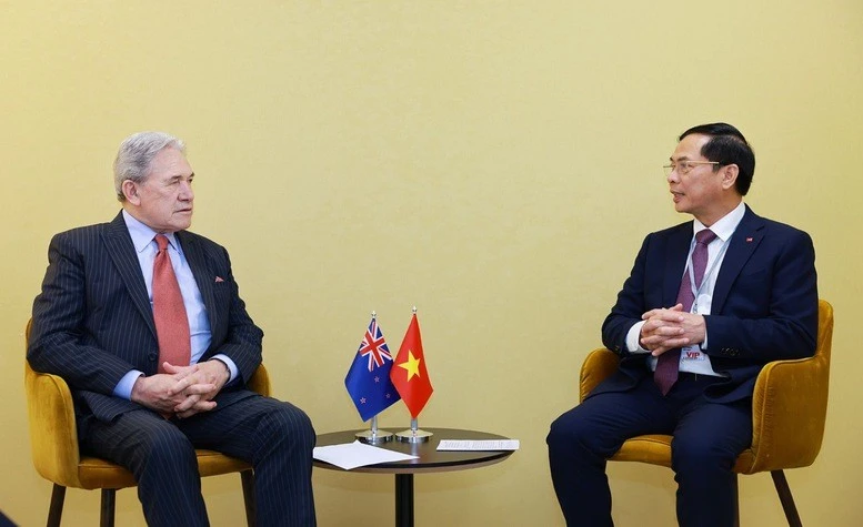 Le vice-Premier ministre et ministre des Affaires étrangères, Bui Thanh Son, reçoit le ministre néo-zélandais des Affaires étrangères, Winston Peters, en marge de la troisième Conférence des Nations Unies sur l’Océan (UNOC3) à Nice, en France. Photo: VGP