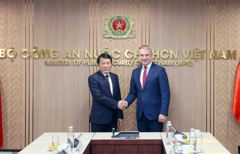 Le général Luong Tam Quang, ministre de la Sécurité publique (gauche) et le vice-Premier ministre et ministre du Numérique de la République de Pologne, Krzysztof Gawkowski. Photo: cand.com.vn