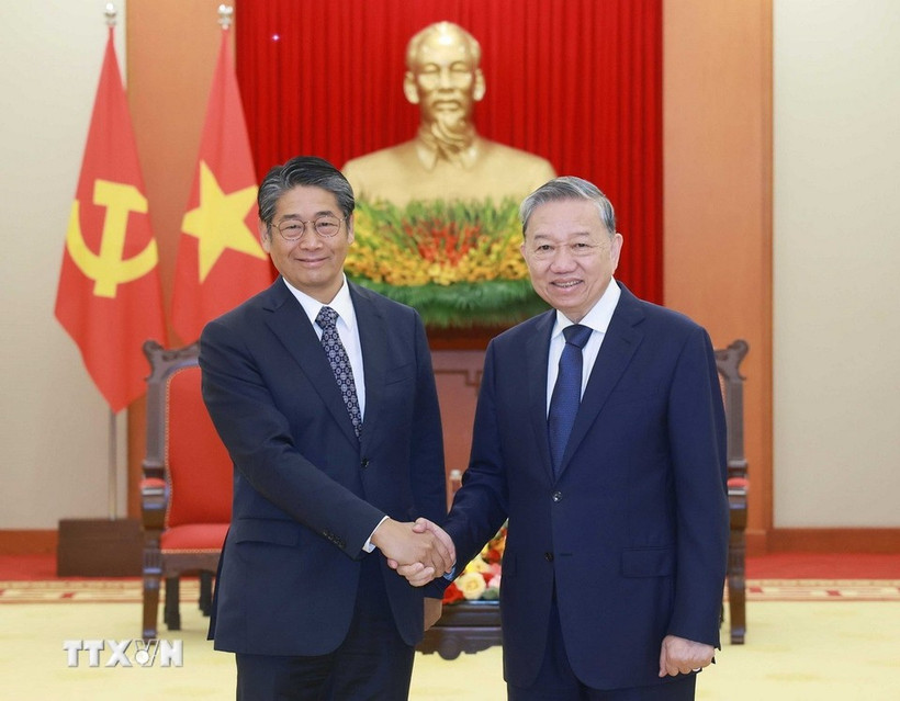 Le secrétaire général du Parti, Tô Lâm (droite) et l'ambassadeur du Japon au Vietnam, Ito Naoki. Photo: VNA