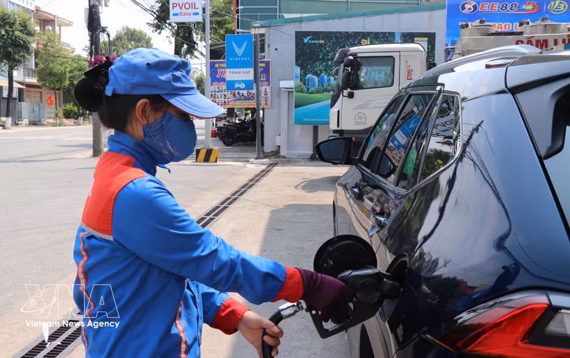 La station-service Trân Phu, située dans le quartier de Nghia Lô, dans la province de Quang Ngai (Centre), assure la distribution d’essence biocarburant E10 auprès de la population locale. Photo: VNA