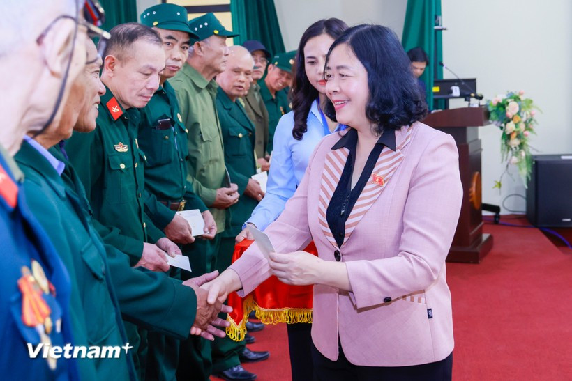 La présidente du Comité central du Front de la Patrie du Vietnam (FPV), Bui Thi Minh Hoai, remet des cadeaux aux vétérans des communes de Phu Dông, Bat Trang, Gia Lâm et Thuân An, à Hanoï. Photo: VietnamPlus