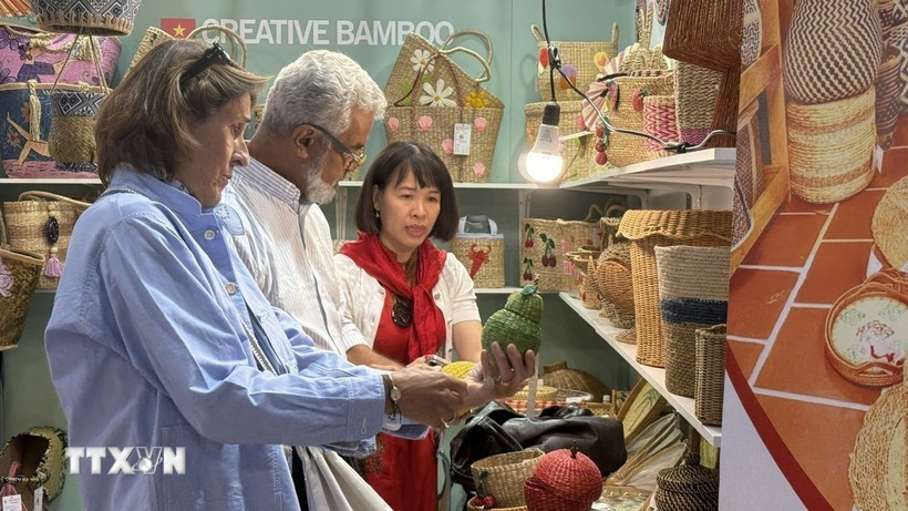 Des étrangers découvrent des produits vietnamiens. Photo: VNA