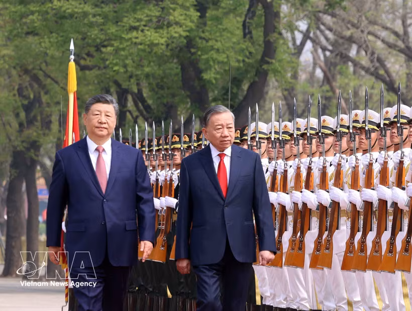 Les deux haut dirigeants du Vietnam et de Chine lors de la cérémonie d'accueil officielle à Pékin. Photo: VNA