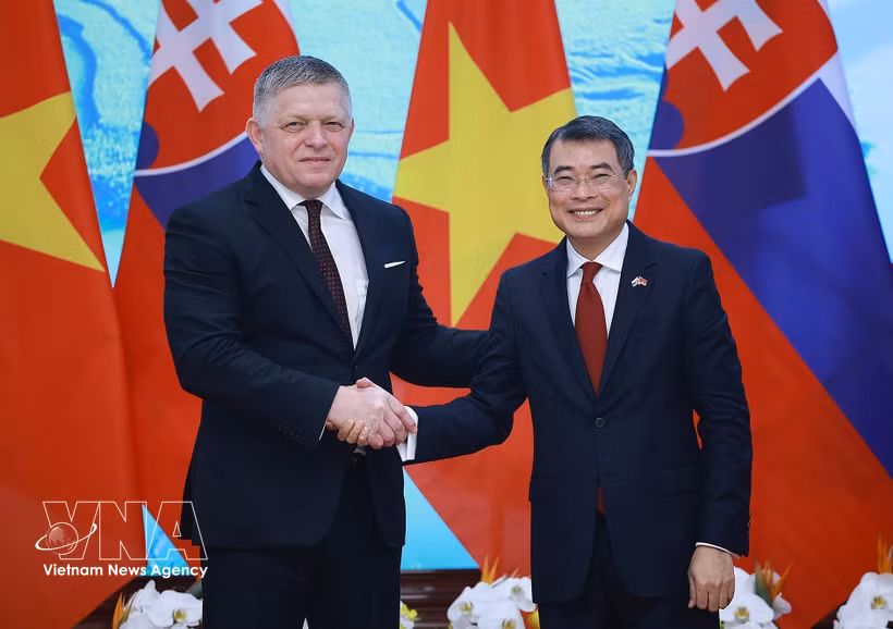 Le Premier ministre Lê Minh Hung (droite) et son homologue slovaque Robert Fico. Photo: VNA