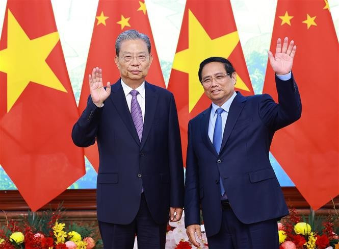 Le Premier ministre Pham Minh Chinh (droite) et le membre du Comité permanent du Politburo et président du Comité permanent de l'Assemblée populaire nationale (APN) de Chine, Zhao Leji. Photo: VNA